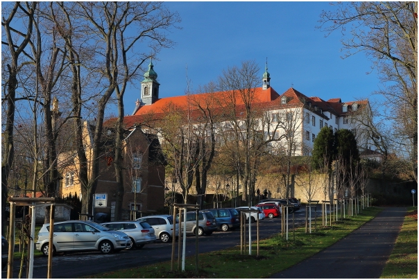 Fulda: Blick vom Aufgang zum Kloster Frauenberg auf die Stadt mit dem Dom St. Salvator