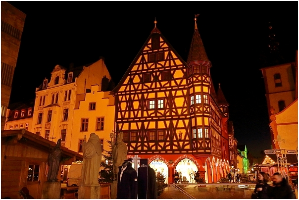 Fulda: das alte Rathaus in festlicher vorweihnachtlicher Beleuchtung