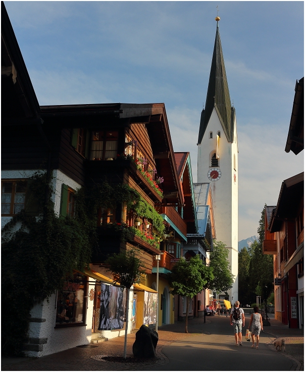 Kirchstraße: Blick zur Pfarrkirche St. Johannes Baptist in Oberstdorf